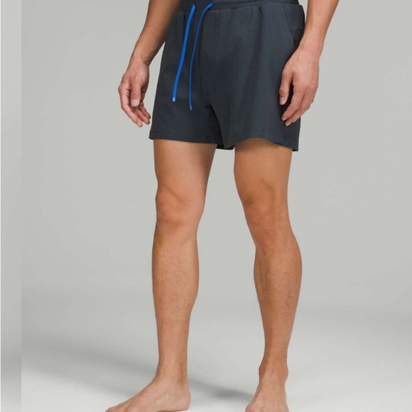 Lululemon Men’s Pool Short 5"
Graphite Grey / Blazer Blue Tone Sz Small - Picture 11 of 12